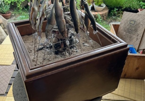 あゆを囲炉裏で囲みました